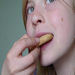 「片噛み」してない？舌トレーニングで顔のゆがみを解消しよう！