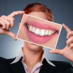 前歯の隙間「ブラックトライアングル」はなぜできる？治療可能なの？